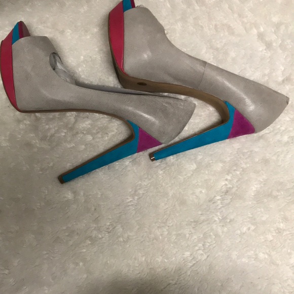 Heels - Picture 4 of 4